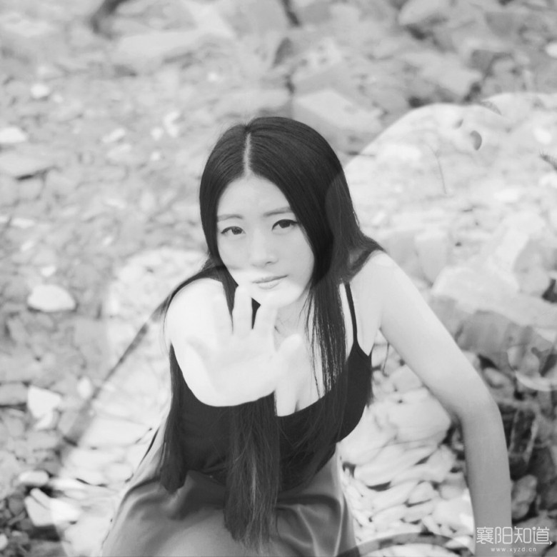 废墟里的美女