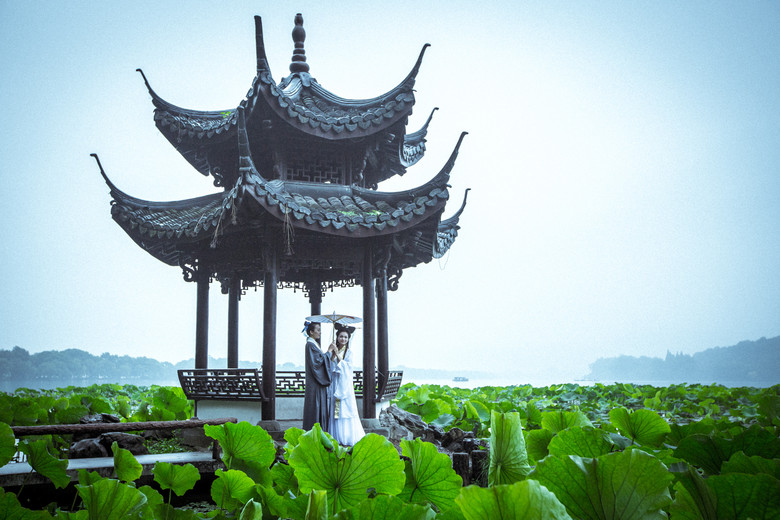 西湖边惊现穿越白娘子!