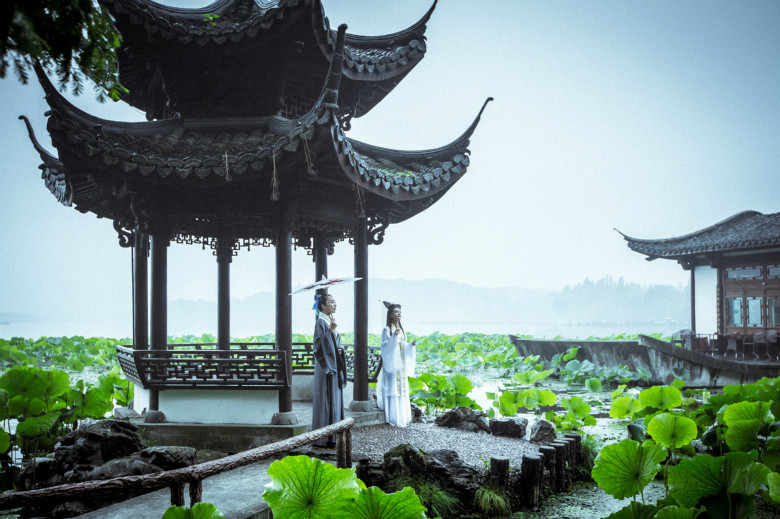 西湖边惊现穿越白娘子!