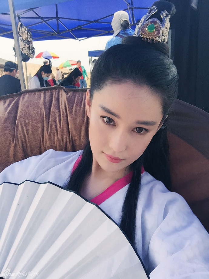 组图:张馨予古装造型女扮男装 俊俏似风流少年