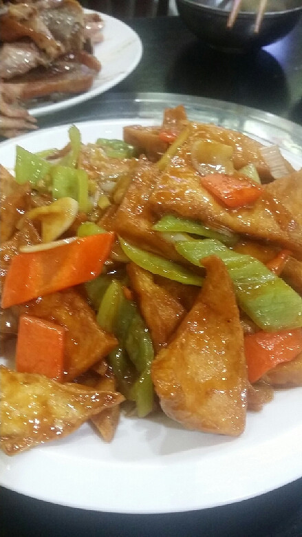 天气不好随便吃一下(酱焖鲫鱼,东北烧豆腐