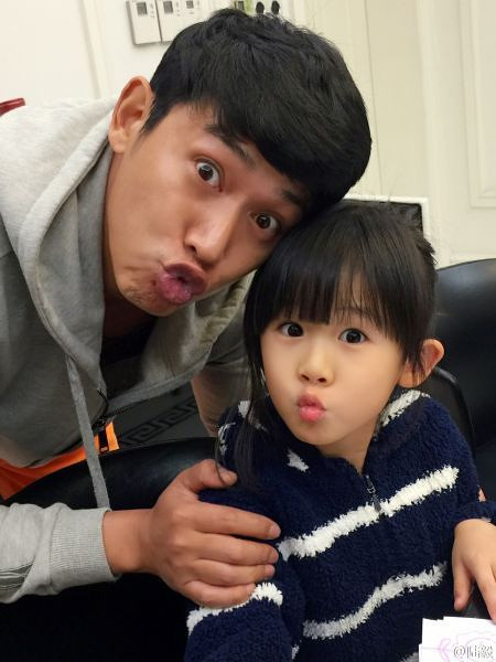 陆毅二胎亮相贝儿贵族幼儿园毕业典礼(图)