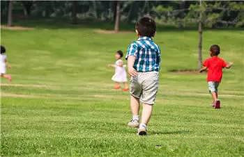 四岁女儿遭3个小男孩围攻,妈妈的做法让人吃惊