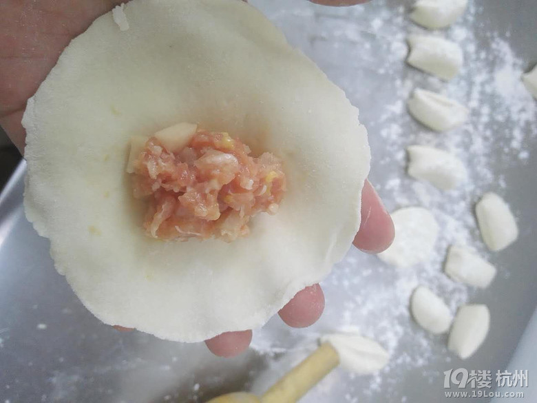 灌汤小笼包--咬一口,油水汪汪,但油而不腻