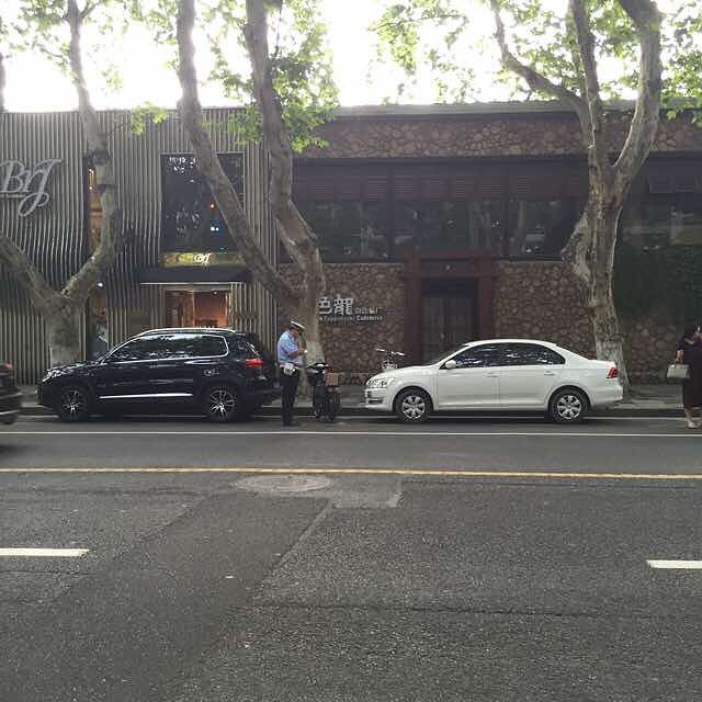 南山路中国美术学院对面的马路上有交警在贴