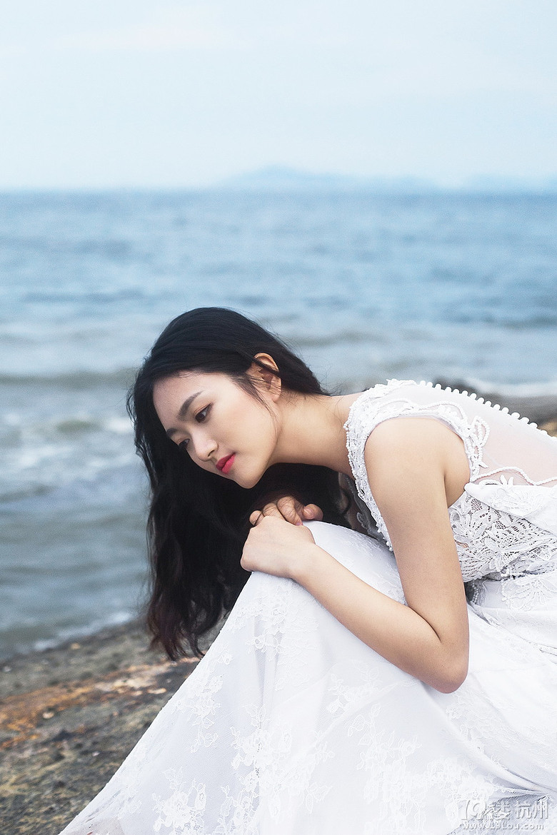 记得你喜欢白裙子,你爱看我傻笑的样子,我们相爱一辈子