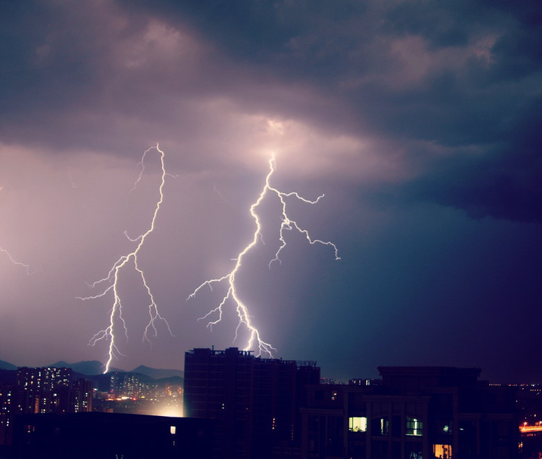 今夜杭城突降妖风,电闪雷鸣,吓死本宝宝了