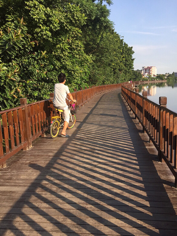 河边散步,骑着小毛驴什么的,可好玩