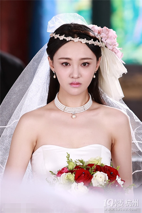 郑爽剧中唯美婚纱照楚楚动人