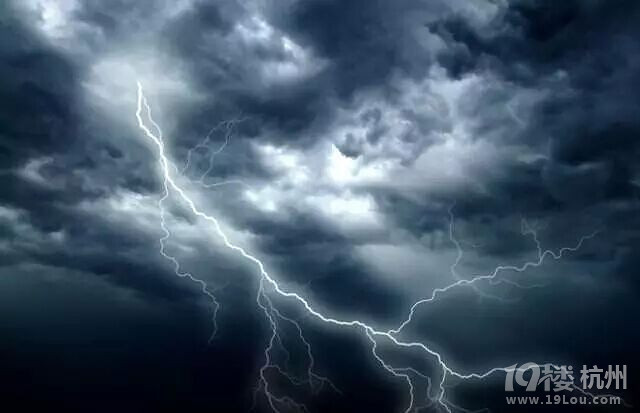 情侣被闪电击中毫发无伤,原因竟是