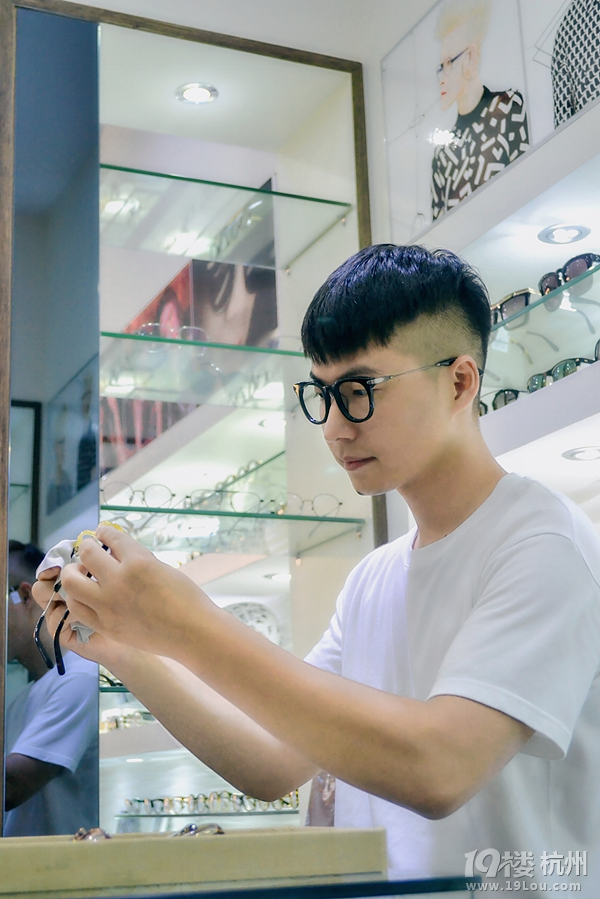 simon-li:戴上眼镜,我能让你的气质大不相同