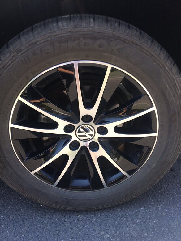 有一套途观17寸熏黑轮毂想出,有需要的朋