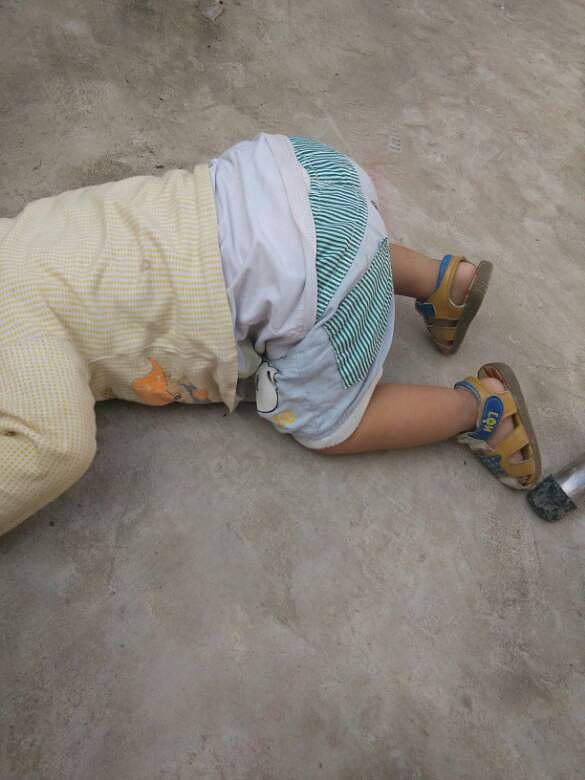 太气人了我家宝宝生气就这样爬在地上屁股翘