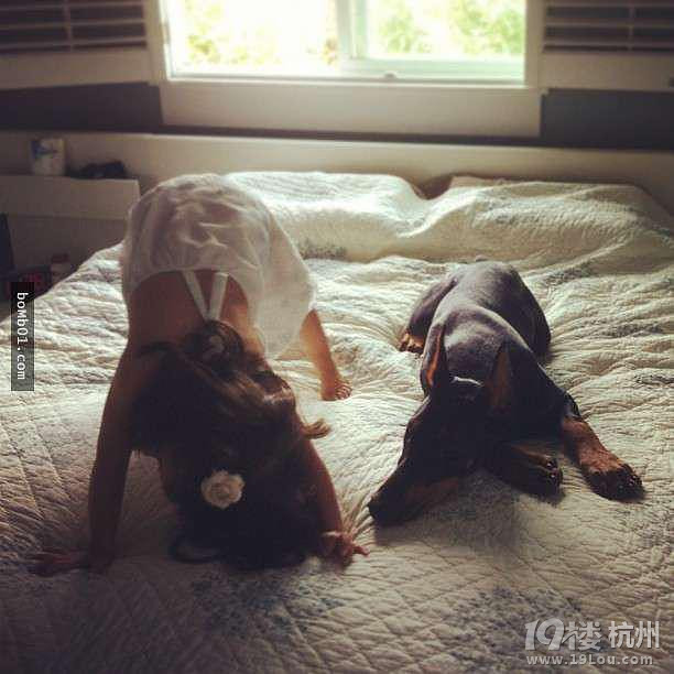 3歲女兒和杜賓犬的生活照 他們的互動感覺好幸福