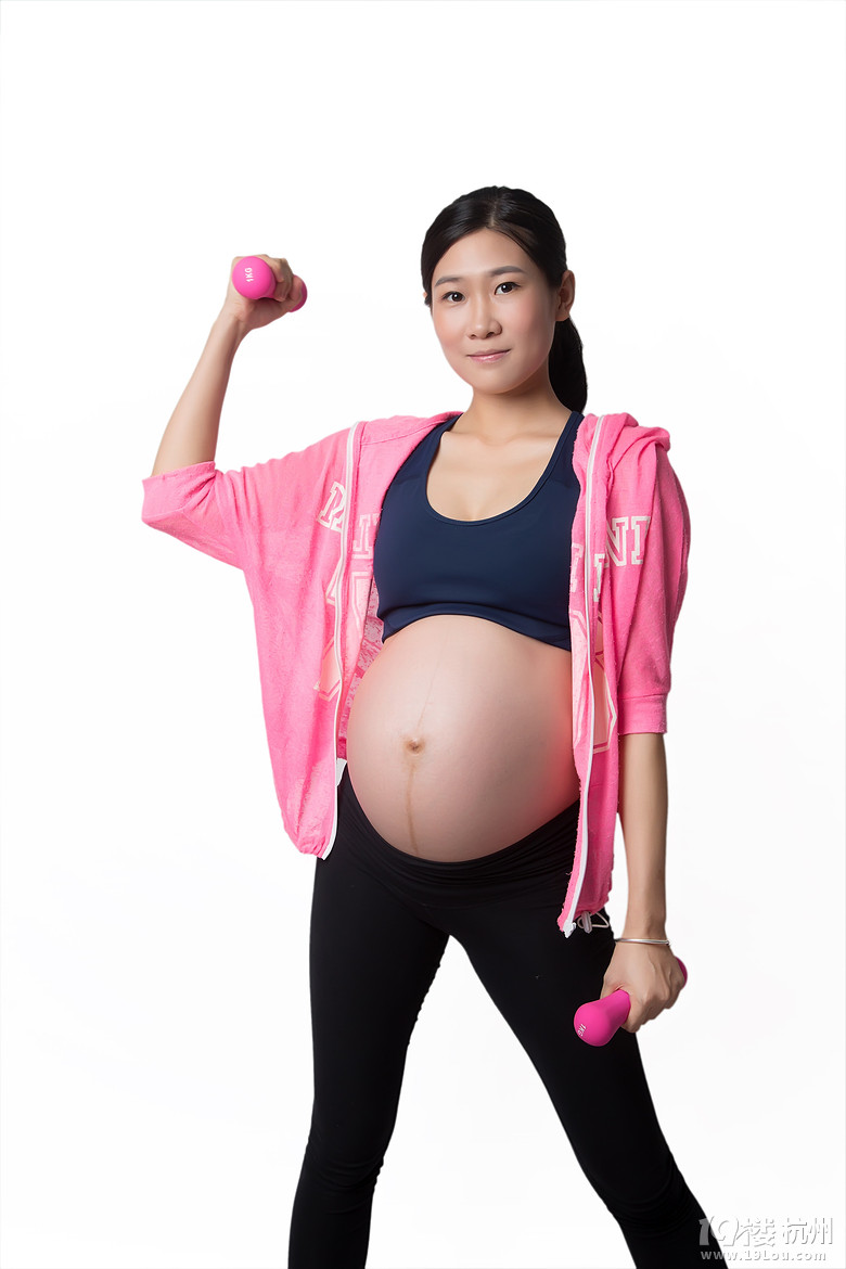 我和我的闺蜜双人孕妇照!又是瑜伽又是哑铃,累死了!