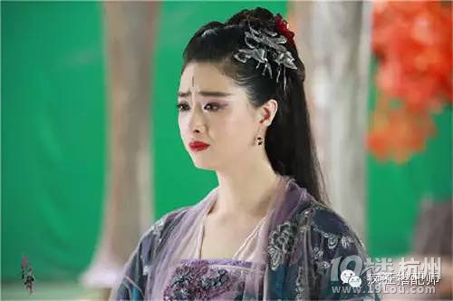 紫熏上仙“蔣欣”亮相時(shí)裝周,穿衣氣場震撼!