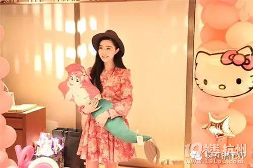 李晨為冰冰慶生,她是粉色少女還是時尚女王?