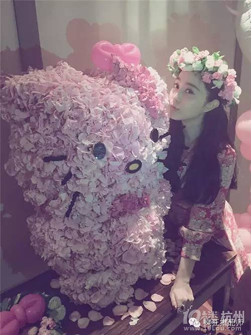 李晨為冰冰慶生,她是粉色少女還是時尚女王?