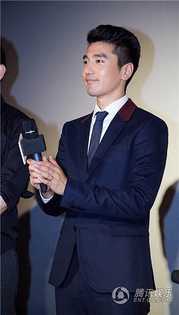 赵又廷首映谈吻戏 高圆圆人群低调出席-影片推