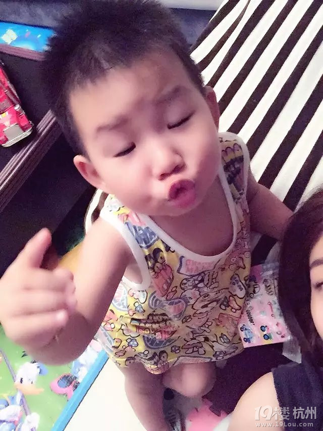 两岁宝宝已经是周围人都知道的表情帝了~~