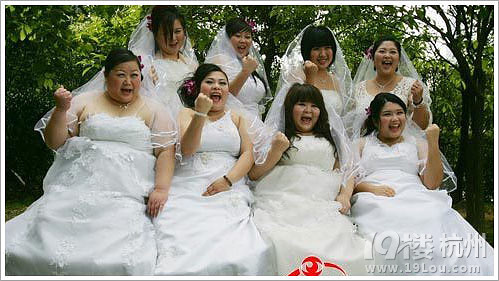 【胖人<span class='link0'><a href='http://www.19lou.com/r/1/marryphsz.html' target='_blank' ttname='pc_拍婚纱照_fid_291'>拍婚纱照</a></span>注意事项】胖MM如何拍出瘦瘦的感觉?
