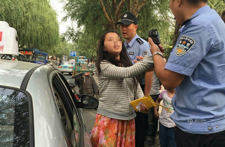 女警察打架图片