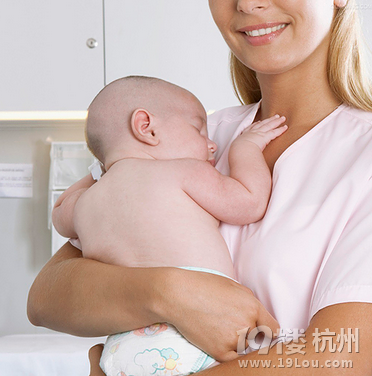 抱新生儿的方法  原来有这么多讲究啊