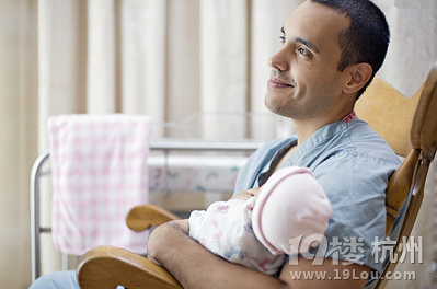 抱新生儿的方法  原来有这么多讲究啊