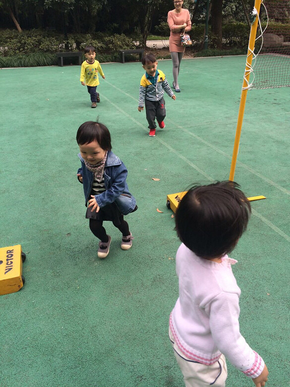 早上儿童游乐场开撒,回来英语课song小