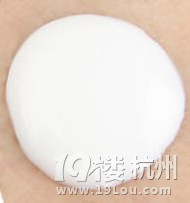 头屑高发季，选对去屑洗发水，和头皮屑说拜拜