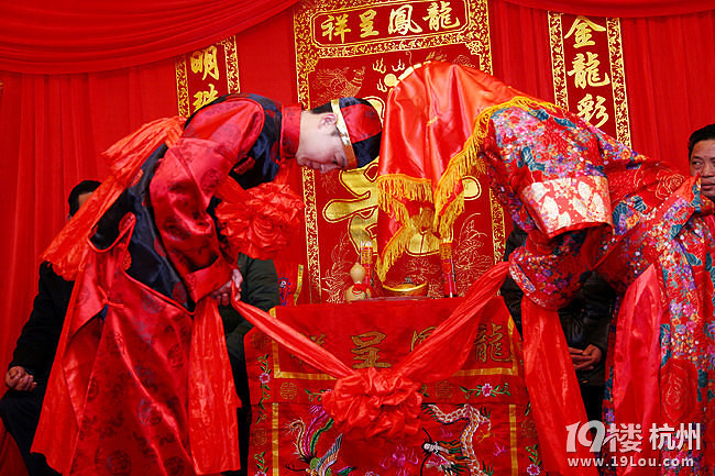 【搞笑中式婚礼主持词推荐】欢乐气氛根本停不