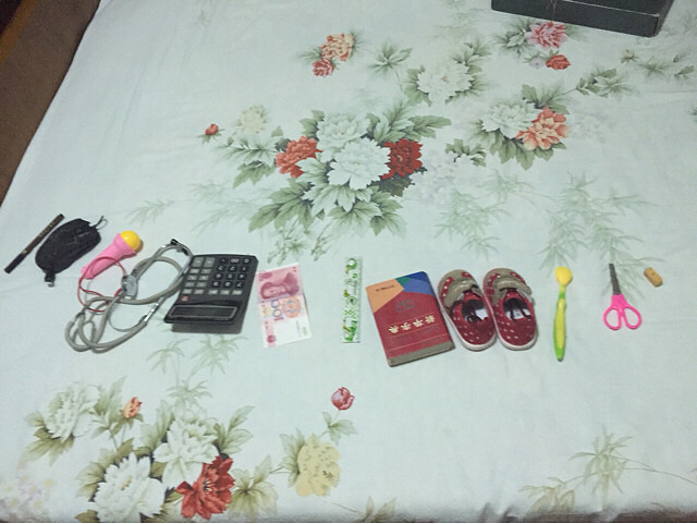 儿子一周岁了,给儿子抓阄,先是摸了下话筒