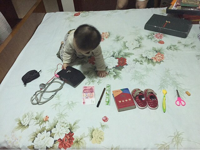 儿子一周岁了,给儿子抓阄,先是摸了下话筒