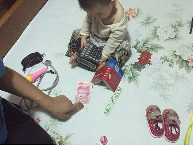 儿子一周岁了,给儿子抓阄,先是摸了下话筒