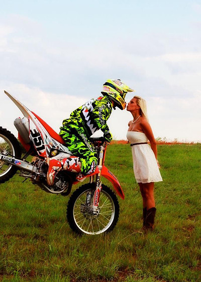 婚纱照怎么拍接吻快点转发给你的摄影师