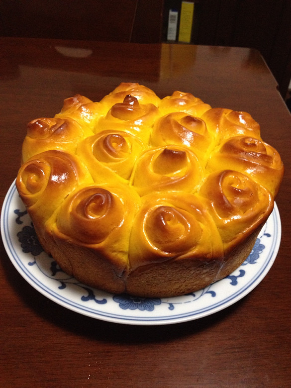 加了南瓜泥的黄玫瑰花面包,漂亮吧!