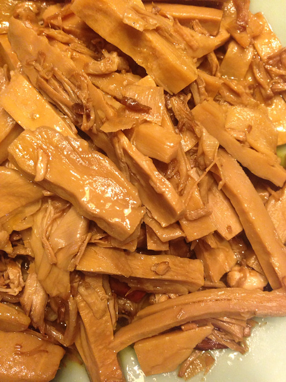 一定要那种大块的毛笋做的腊笋～～浸泡一个星期后用高压锅炖好后再