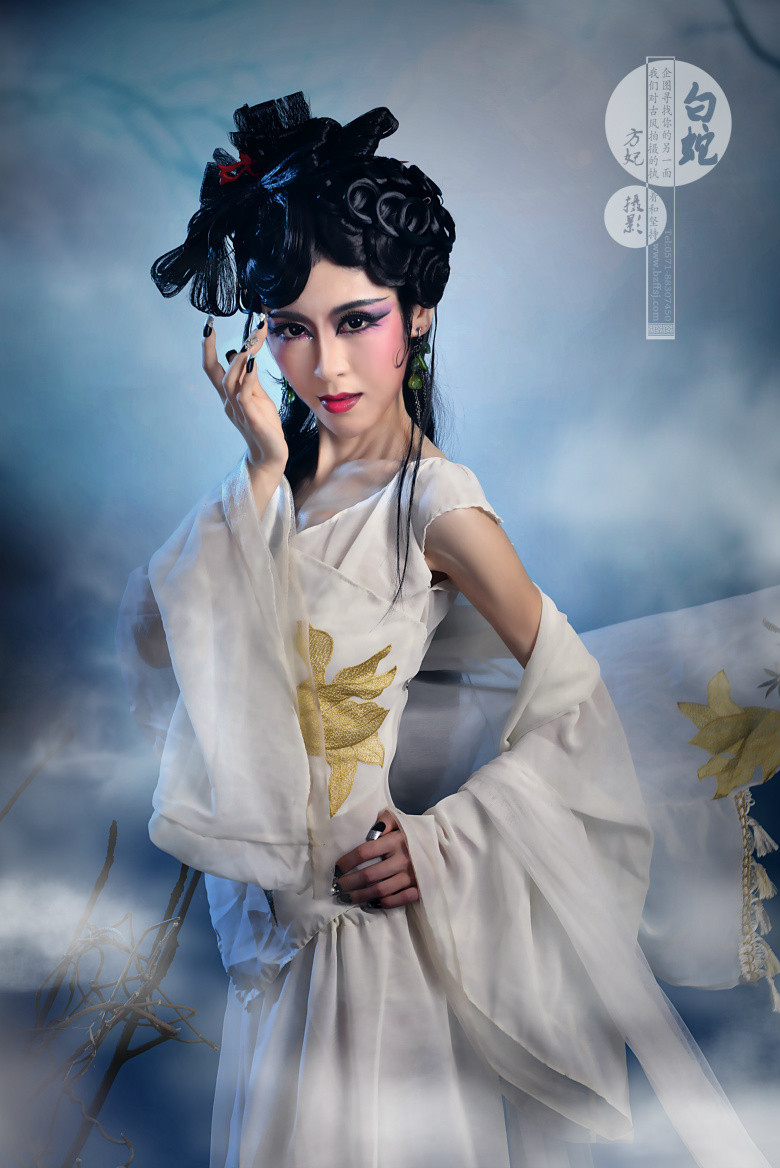白蛇幻化成人形,天然媚态
