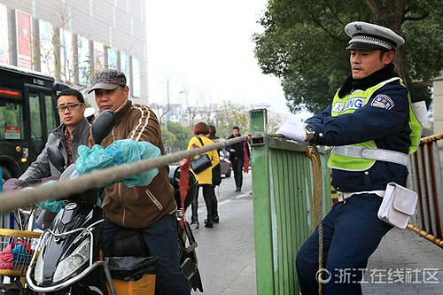 我们协警多在干民警的活虽然我们待遇不好我