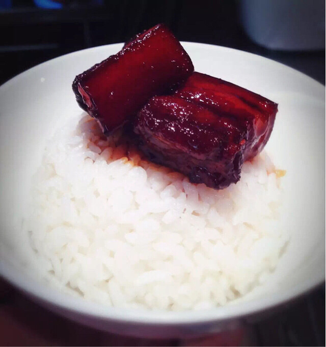 白米饭上的红烧肉,色香味俱全!