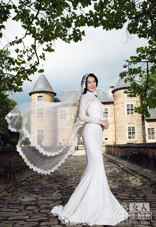 胡杏儿粗眉粉唇妆出嫁 伴娘胡定欣眼妆显成熟