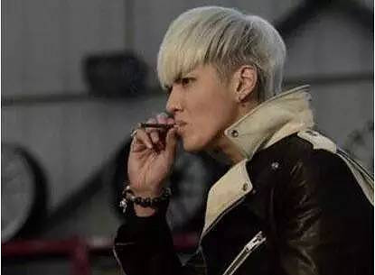 因全片出现了102个抽"烟"镜头,更直言该电影该改名《老烟炮儿》.