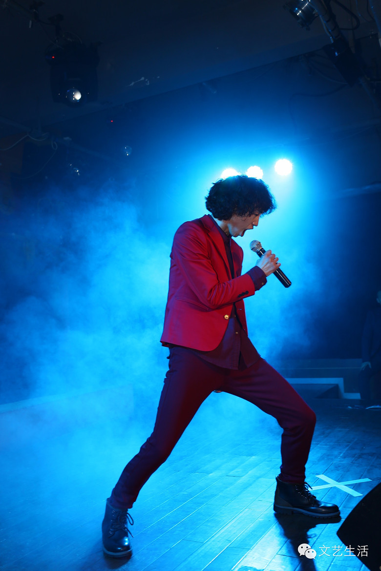庞麦郎杭州开唱,全程对口型,还对不准!他要求8个伴舞