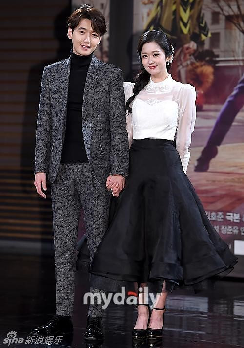 组图:张娜拉郑敬淏宣传新剧 手牵手甜蜜登台