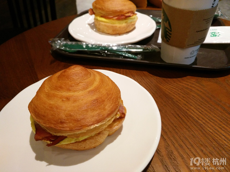 星巴克的早餐~培根芝士蛋汉堡~其实跟kec的法风烧饼一个味道
