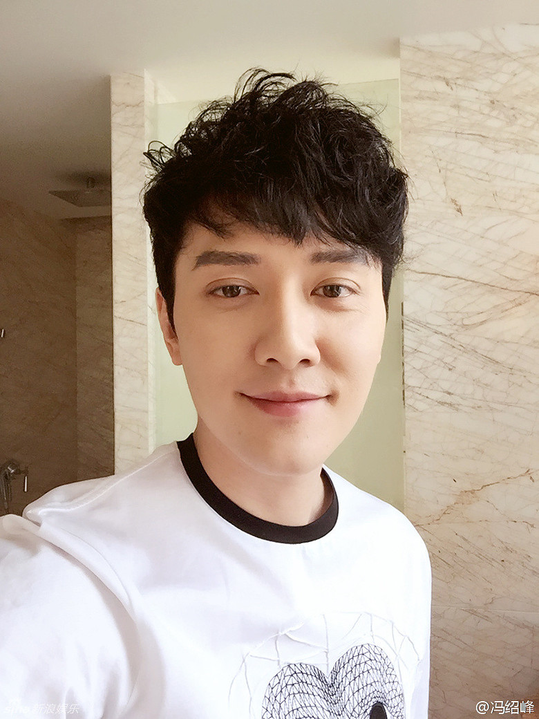 组图:37岁冯绍峰自拍卖萌 笑容迷人似网红