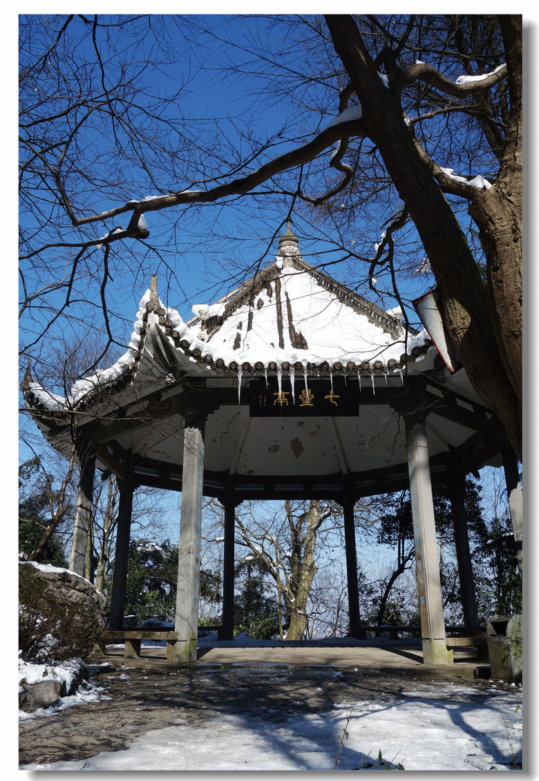 【西湖七大古洞--紫来洞雪霁】