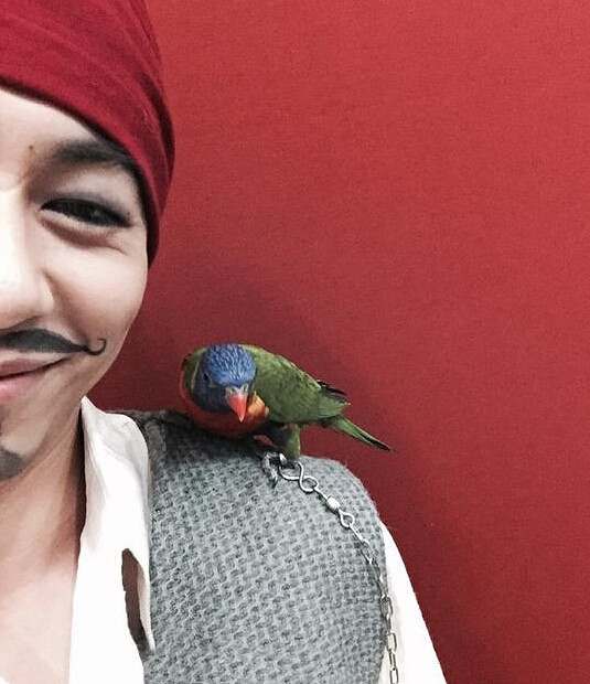 朱亚文cos海盗船长 一脸坏笑尽显雅痞气质