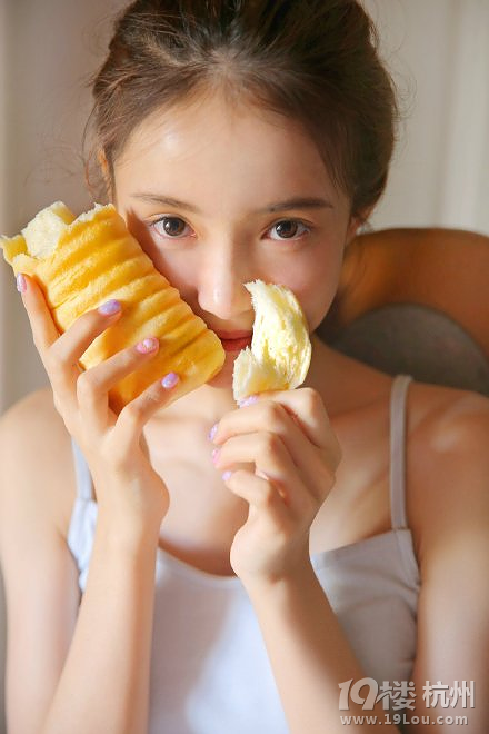 跟橙色女孩一起 把握补水时机做个水女人