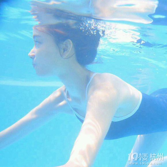 跟橙色女孩一起 把握补水时机做个水女人